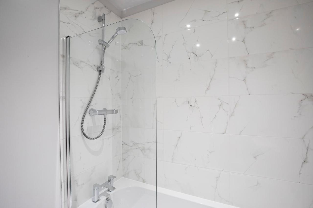 Elliot Oliver - Chic 2 Bedroom Town Centre Apartment Cheltenham Extérieur photo